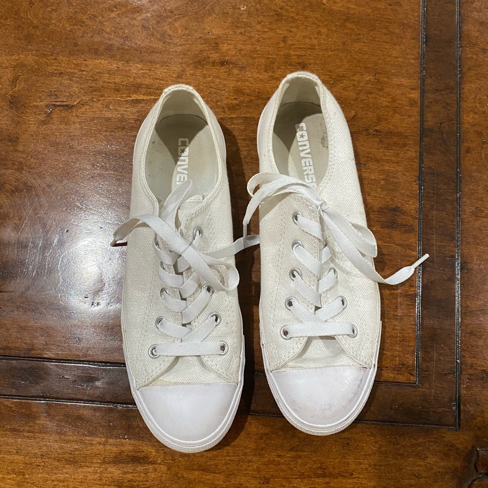 ✨white sparkly lightweight Converse✨